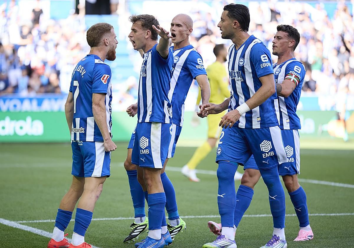 Los jugadores del Alavés celebran el gol contra el Atlético.