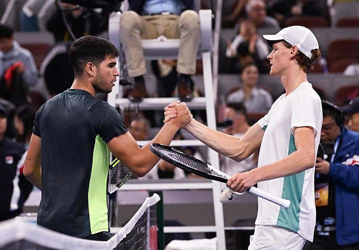 Alcaraz y Sinner se saludan en una fotografía de archivo.