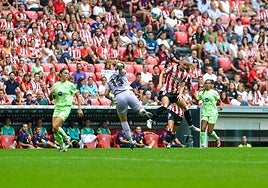 Sara Ortega trata de interceptar el despeje de la portera culé en el Athletic-Barça de la segunda jornada de la Liga F disputado en San Mamés