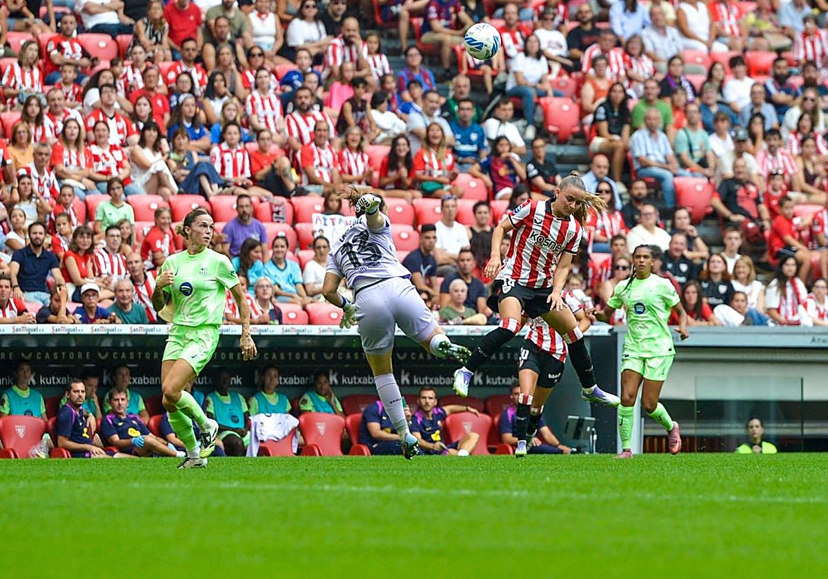 Sara Ortega trata de interceptar el despeje de la portera culé en el Athletic-Barça de la segunda jornada de la Liga F disputado en San Mamés