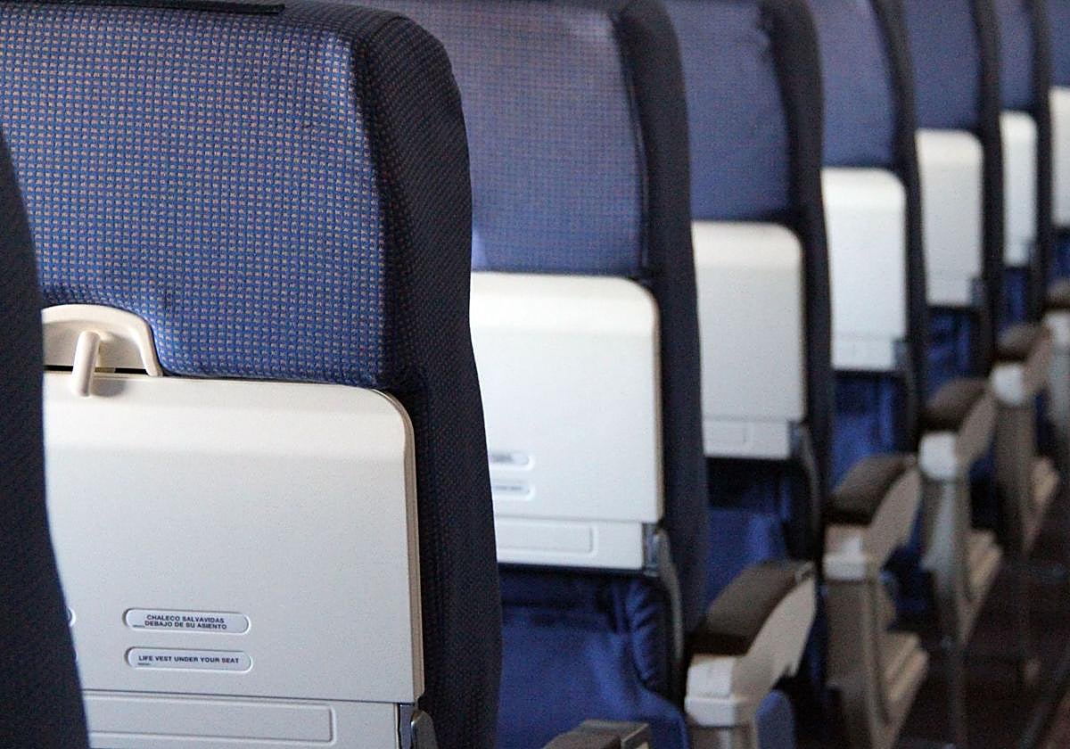 El truco de un viajero para evitar gratis los asientos del medio en vuelos de aerolíneas 'low cost' como Ryanair