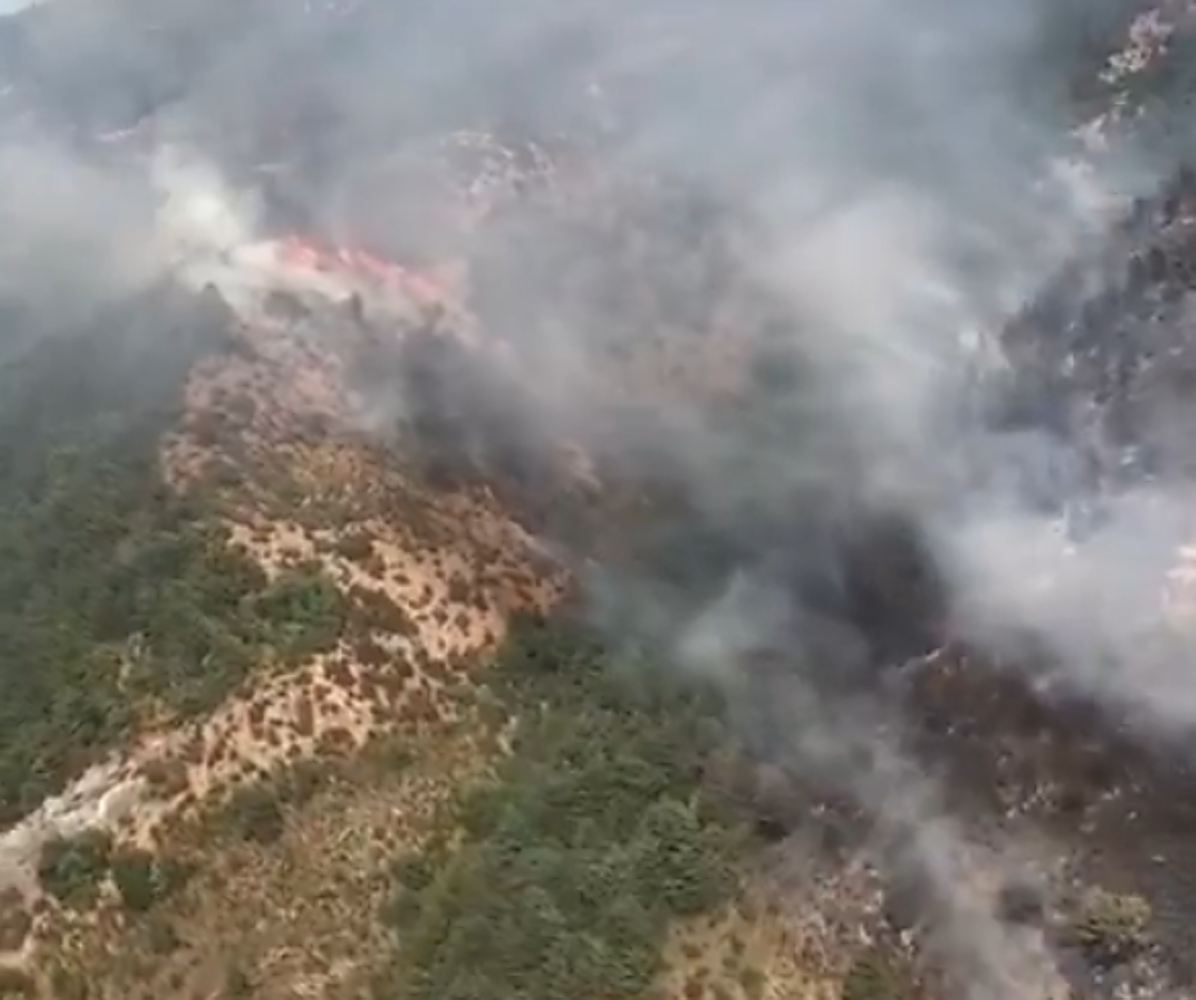 Los bomberos de Navarra tratan de sofocar un incendio descontrolado en el valle de Urraúl Alto