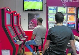 Los controles vacían los salones de juego de menores en Euskadi pero no frenan las apuestas 'online'