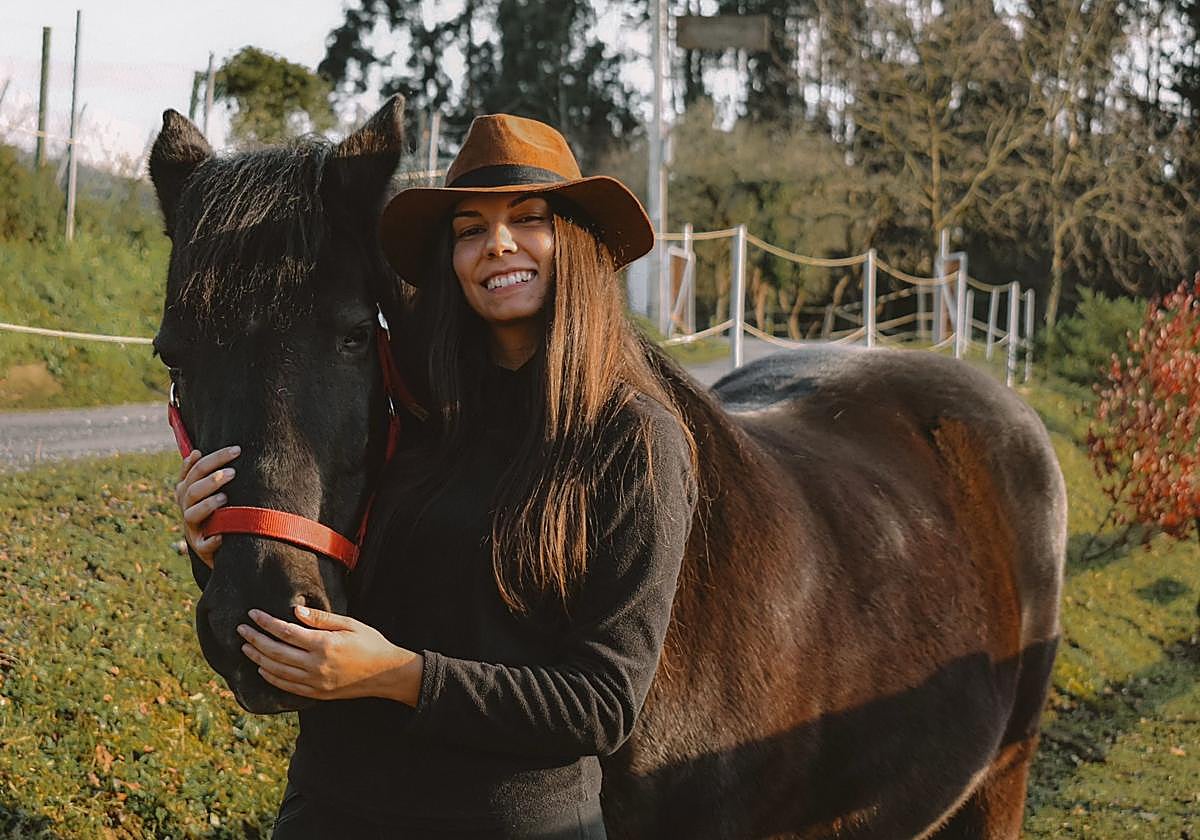 La especialista explica que el lenguaje corporal de los caballos ayuda a mejorar la empatía.