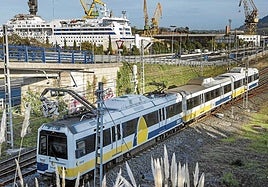 Un tren de la ruta Santander-Bilbao, partiendo desde la capital cántabra.