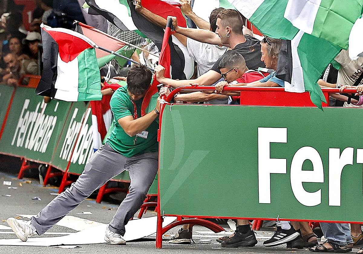 La iniciativa Gernika Palestina invadió un tramo de la Gran Vía de Bilbao al paso de la Vuelta ciclista por la capital vizcaína en protesta por la participación del equipo Israel Premier Tech.