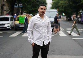 Zakariae Cheddadi posa en una céntrica calle de Bilbao antes de la entrevista.