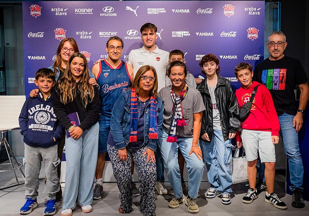 Rafa Villar, rodeado de aficionados baskonistas tras su presentación.