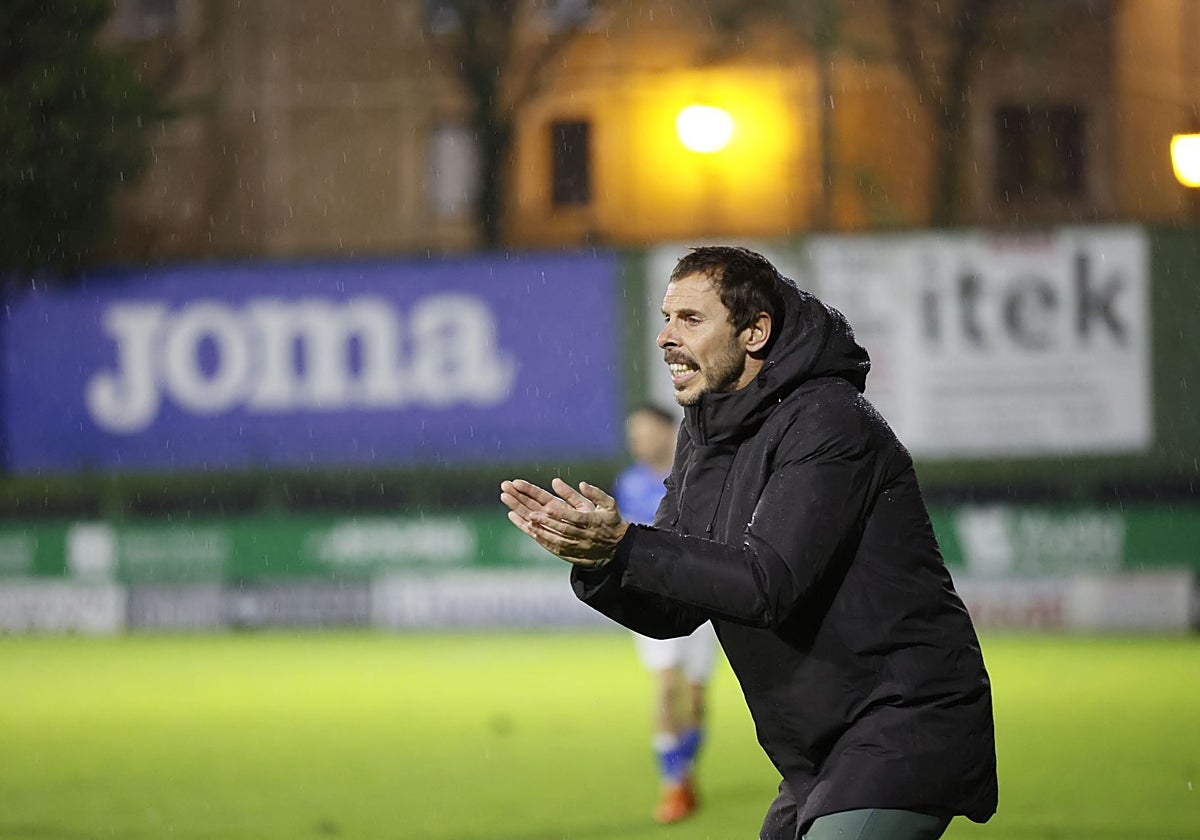 Aitor Calle da indicaciones a sus jugadores durante un partido.