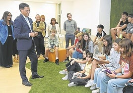 El lehendakari, ayer, con un grupo de escolares en Etxebarri.