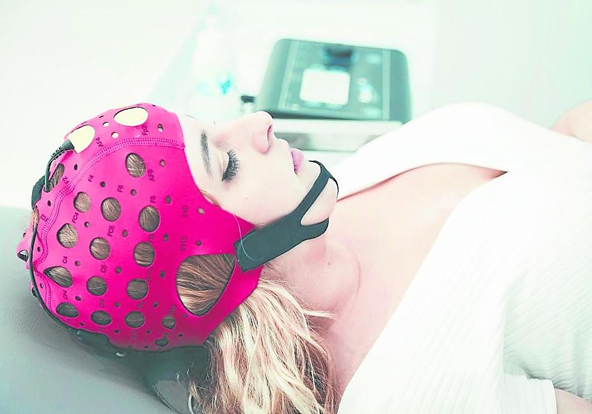 Al paciente se le coloca un gorro especial para esta terapia.