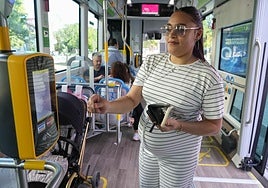 Una joven utiliza una de las nuevas canceladoras.