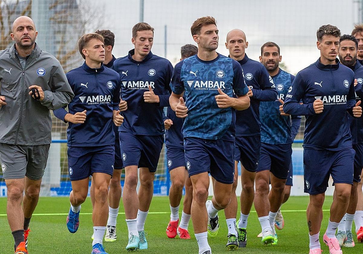 Lucas Boyé, en el centro, ya corre junto a sus compañeros en el entrenamiento del lunes.