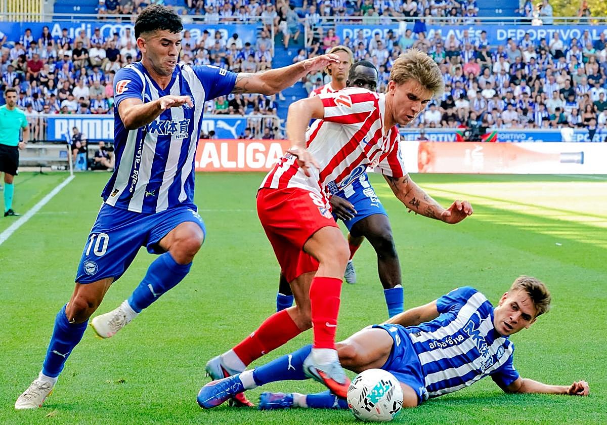 Aleñá y Pablo Ibáñez buscan arrebatarle el balón a Pablo Barrios en el partido contra el Atlético de Madrid de la pasada jornada.