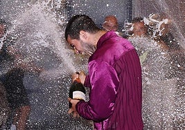 Alcaraz celebra su sexto Grand Slam con una ducha de champán