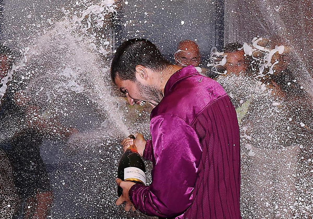 Alcaraz celebra su sexto Grand Slam con una ducha de champán