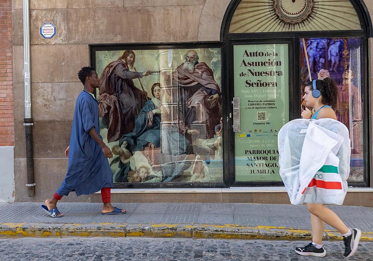 Un hombre de religión musulmana camina por el centro de Jumilla. La decisión del ayuntamiento de este pueblo, gobernado por la derecha, de prohibir actos religiosos en espacios municipales donde se celebraban ceremonias islámicas por Ramadán, ha desatado indignación e incertidumbre entre la comunidad musulmana.