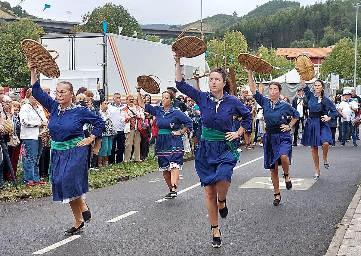Imagen secundaria 1 - Música y baile amenizaron la jornada.