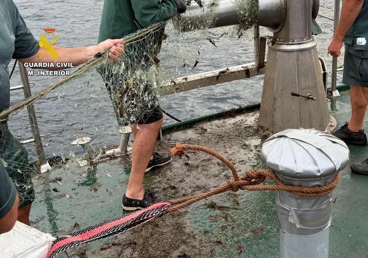 Descubiertas 51 trampas de pesca y una red ilegal de un kilómetro en la bahía de Santoña