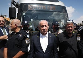 El primer ministro de Israel, Benjamín Netanyahu, visita el lugar del tiroteo junto con el ministro de Seguridad Nacional, Itamar Ben Gvir, este lunes en Jerusalén.