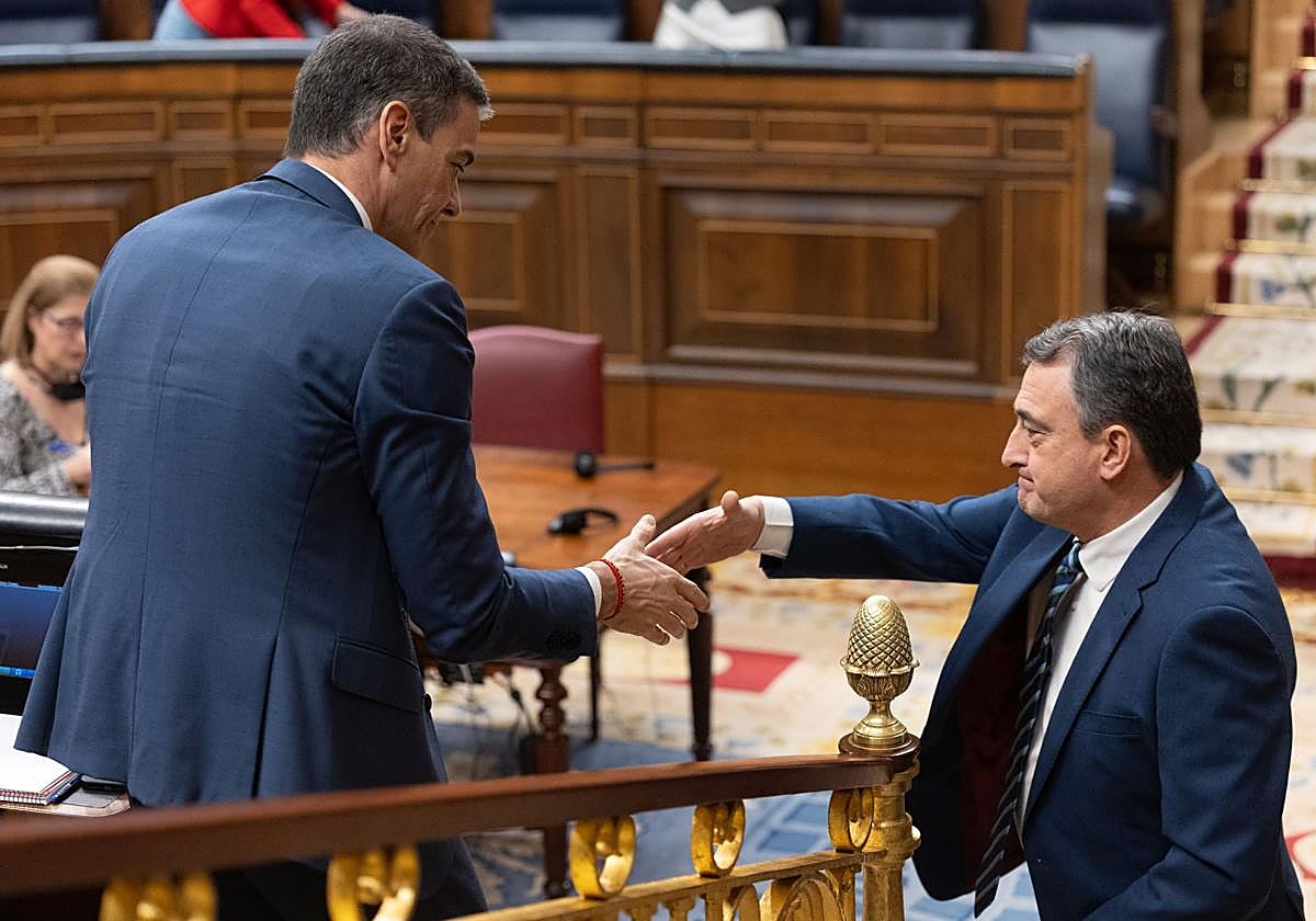 Pedro Sánchez y Aitor Esteban se saludan el día que el presidente del PNV se despidió del Congreso, la pasada primavera.