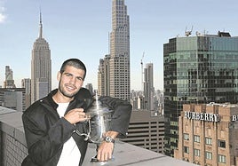 Alcaraz, ayer en Nueva York con el trofeo.