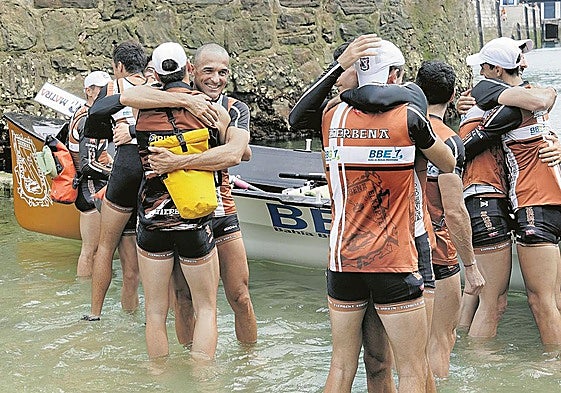 Los remeros de Zierbena se abrazan al desembarcar en el puerto de San Sebastián tras acabar líderes el primer domingo.