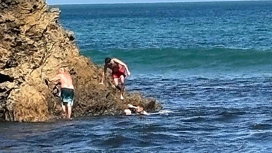 Un ertzaina fuera de servicio salva la vida a un matrimonio en una playa cerca de Santillana del Mar