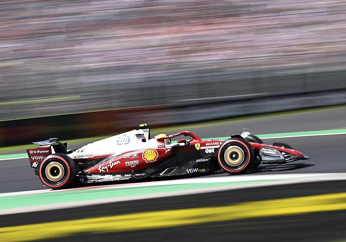 Imagen del piloto Lewis Hamilton de la Scuderia Ferrari, participando en la primera sesión de prácticas para el Gran Premio de Fórmula Uno de Italia en Monza, Italia.
