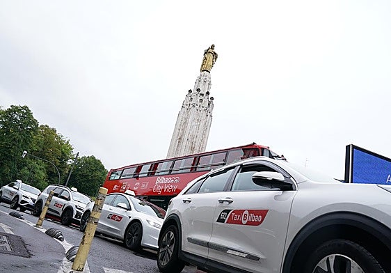Imagen de la manifestación de los taxistas este lunes en Bilbao