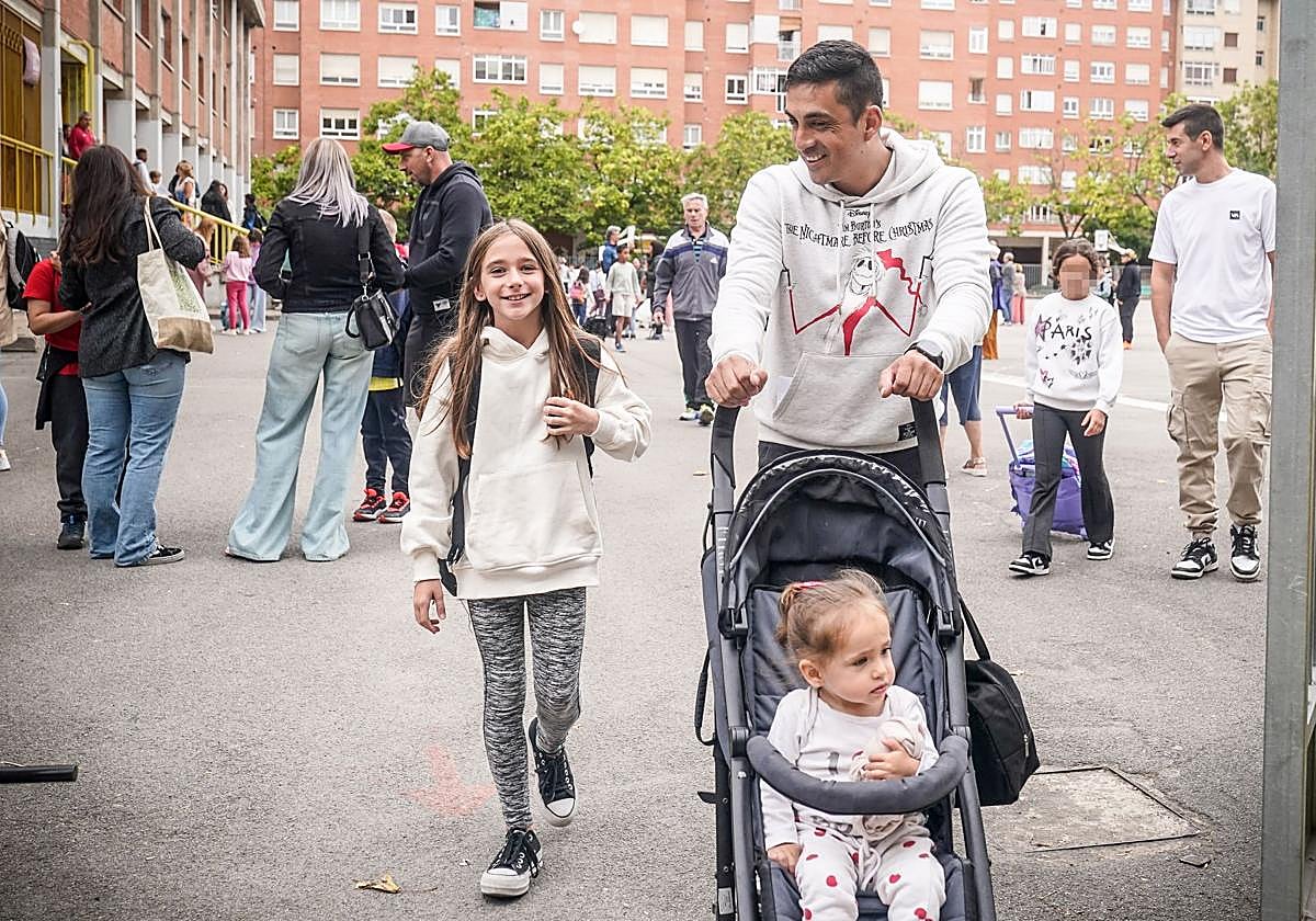 Bernabé, con sus hijas Katia y Haridian, en el patio de la ikastola Umandi.