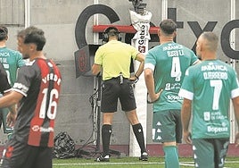 El Arenas pidió en la primera jornada ante el Arenteiro la revisión de un posible gol local en el minuto 3. El colegiado revisó la jugada en el monitor y decretó que el balón no había entrado.