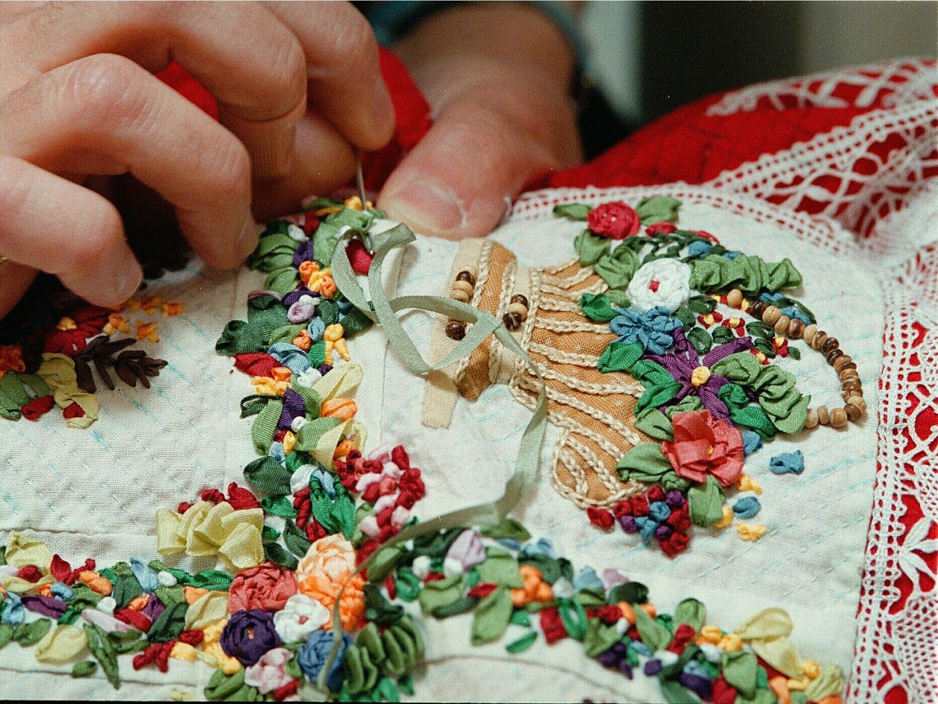 Uno de los talleres consistirá en perfeccionar técnicas de 'patchwork' (técnica de cosido de retales), punto o ganchillo.