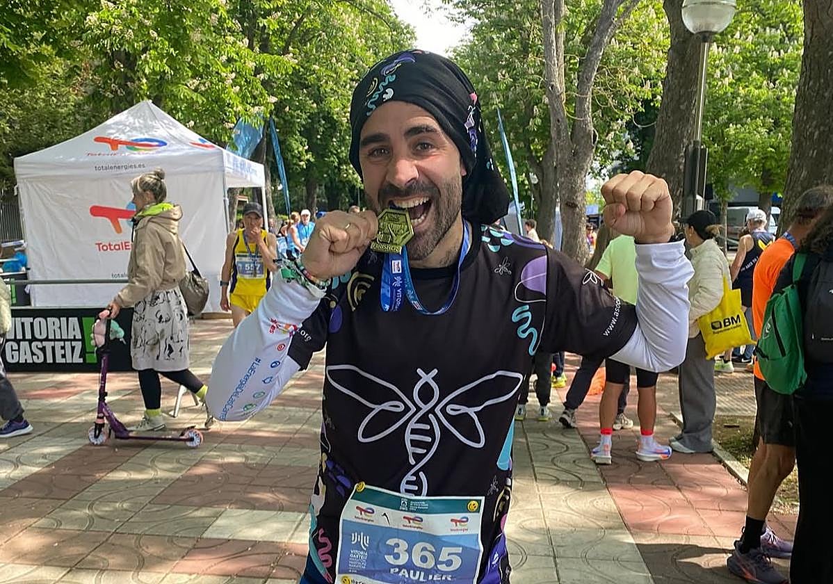Jeray en el maratón Fiz de Vitoria, en el que compartió un par de kilómetros con la influencer y atleta navarra Verdeliss.