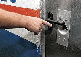 Imagen de un trastero forzado en Vitoria