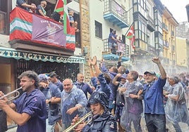 Las cuadrillas animaron la tradicional bajada desde la Goiko plaza hasta Taraska.