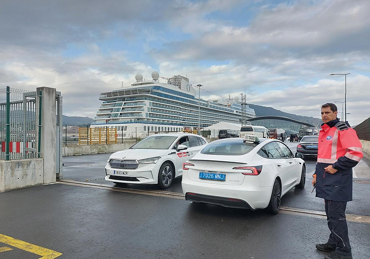 Taxistas acceden a la terminal de cruceros para recoger turistas.