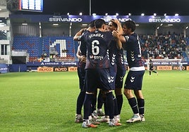 Los armeros hacen piña de felicidad para festejar el gol de Javi Martínez que sentenció el choque ante los andorranos a un cuarto de hora para el final del choque.