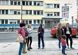 Familias afectadas charlan junto al centro de salud de Kabiezes.