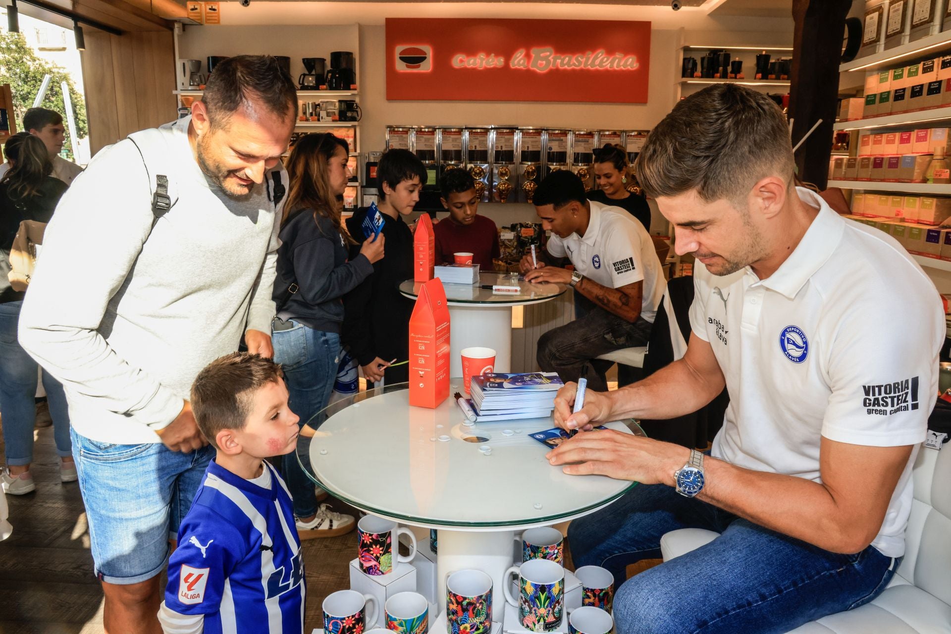 Las imágenes de la firma de autógrafos de los jugadores del Alavés