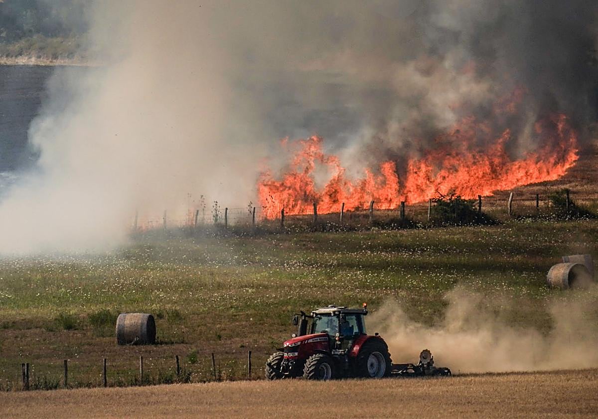Un incendio en el campo alavés del pasado verano.