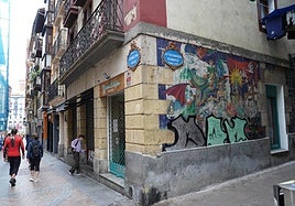 Vista actual del mural vandalizado en el cantón Julián Etxebarria, en la esquina con la calle Carnicería Vieja.