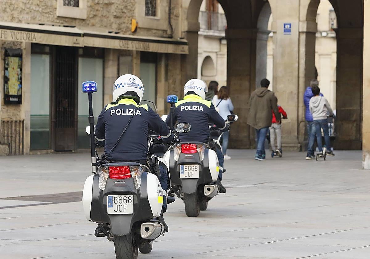 Agentes de la Policía Local patrullan por la plaza de la Virgen Blanca.