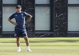 Ernesto Valverde supervisa el entrenamiento de los leones en Lezama