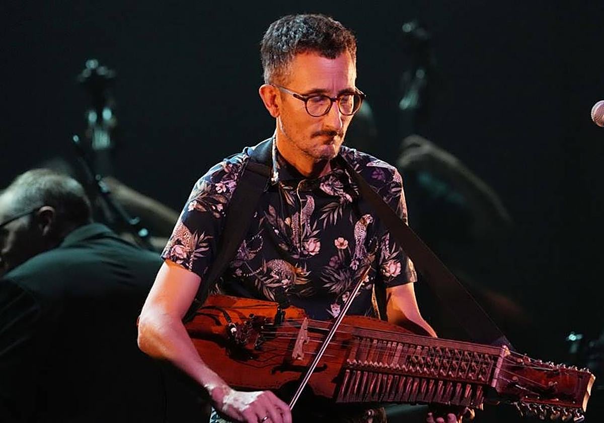 Xabier con la nyckelharpa.