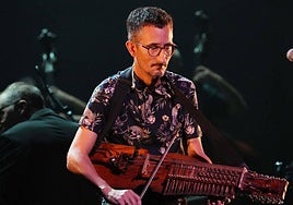 Xabier con la nyckelharpa.