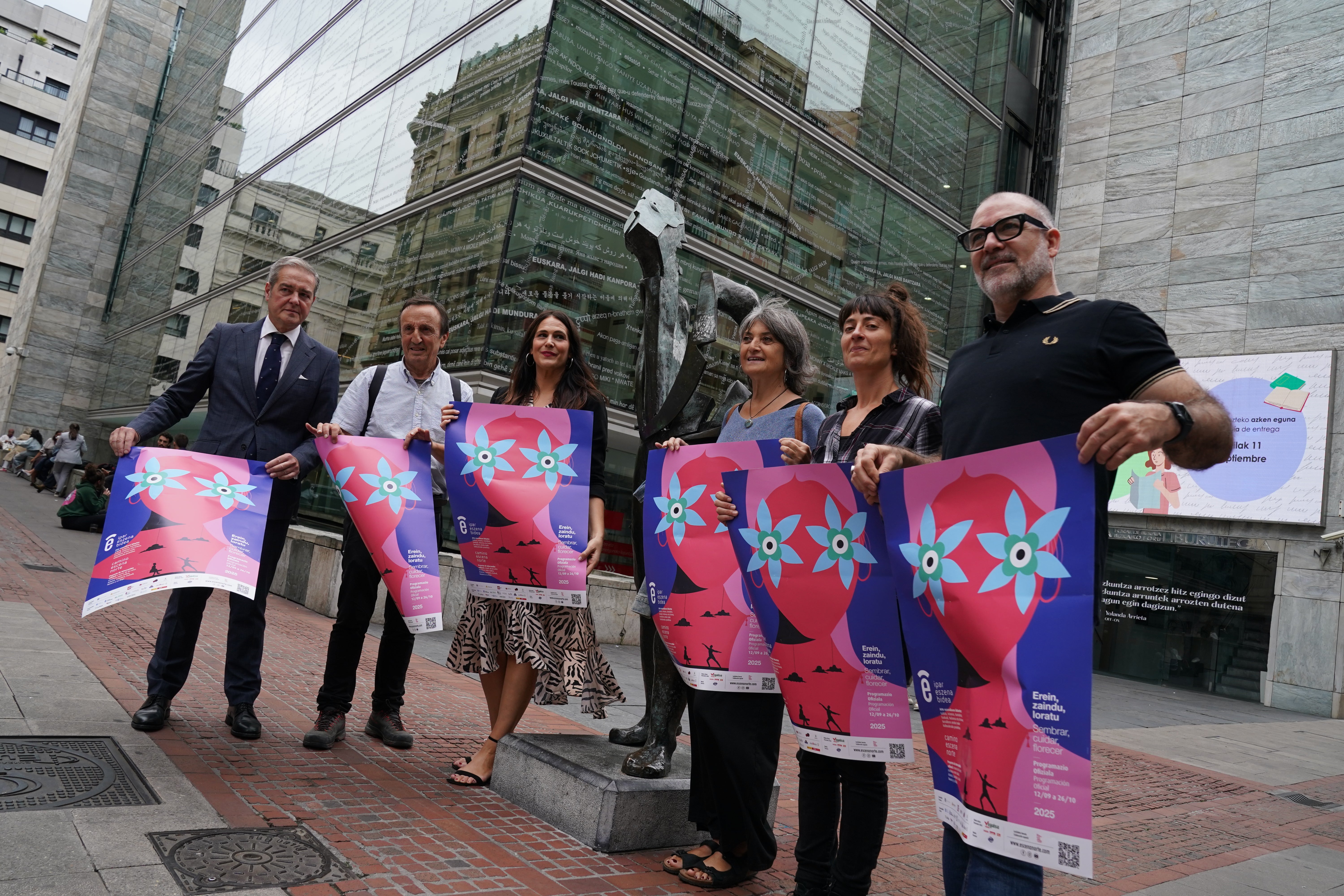 Andoni Iturbe (viceconsejero de Cultura del Gobierno vasco), Mikel Martínez (Tartean Teatroa), Leixuri Arrizabalaga (diputada de Euskera, Cultura y Deporte), Dinora Mega (compañía de Olatz Gorrotxategi), Xandra Gutiérrez (niMÚ) y Raúl Cancelo (Eskena)