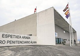 Acceso principal a la cárcel de Zaballa, la más grande del País Vasco.