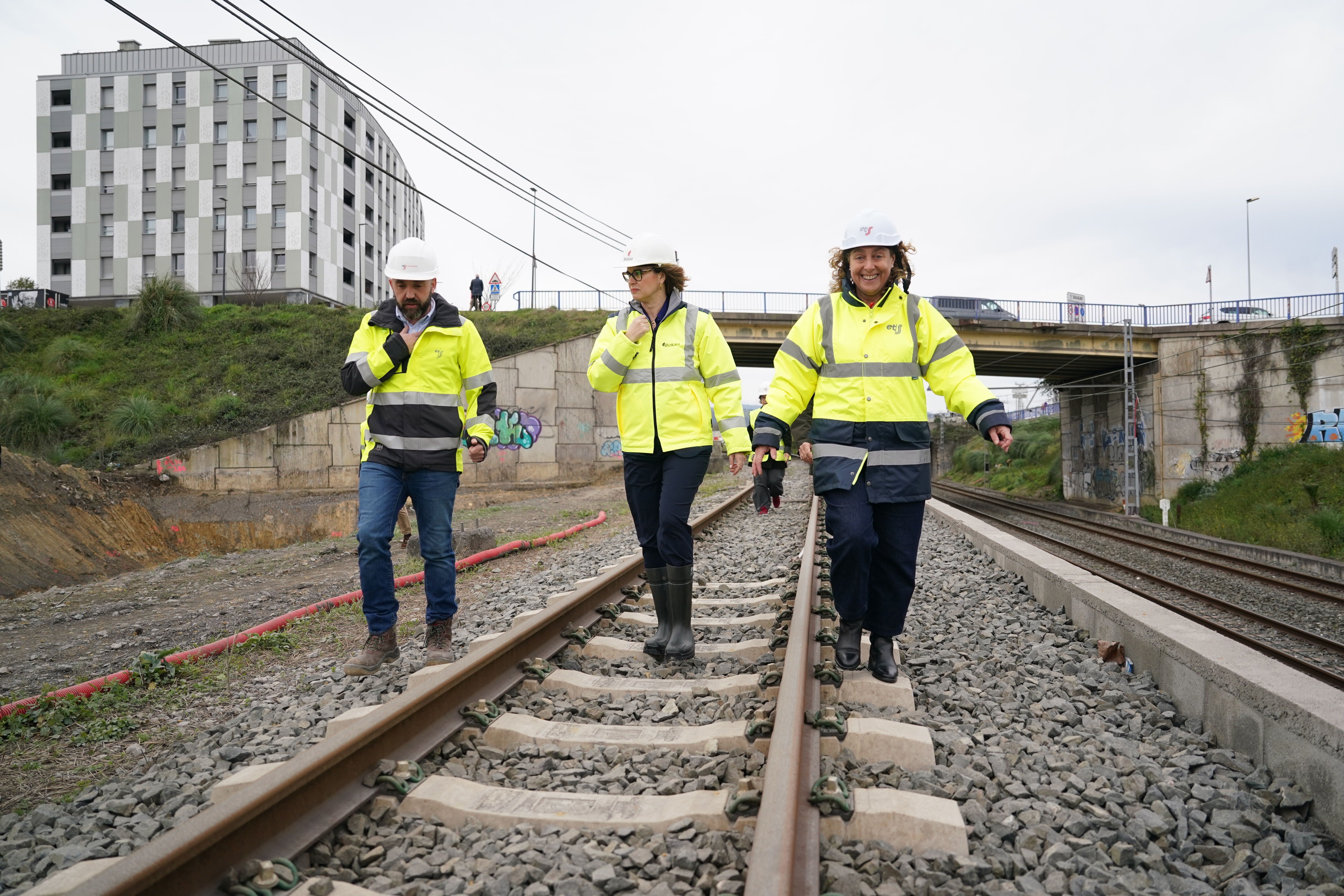 La diputada general Elixabete Etxanobe y la consejera de Movilidad Susana García durante una reciente visita a las obras de la Línea 5 del metro en Basauri.