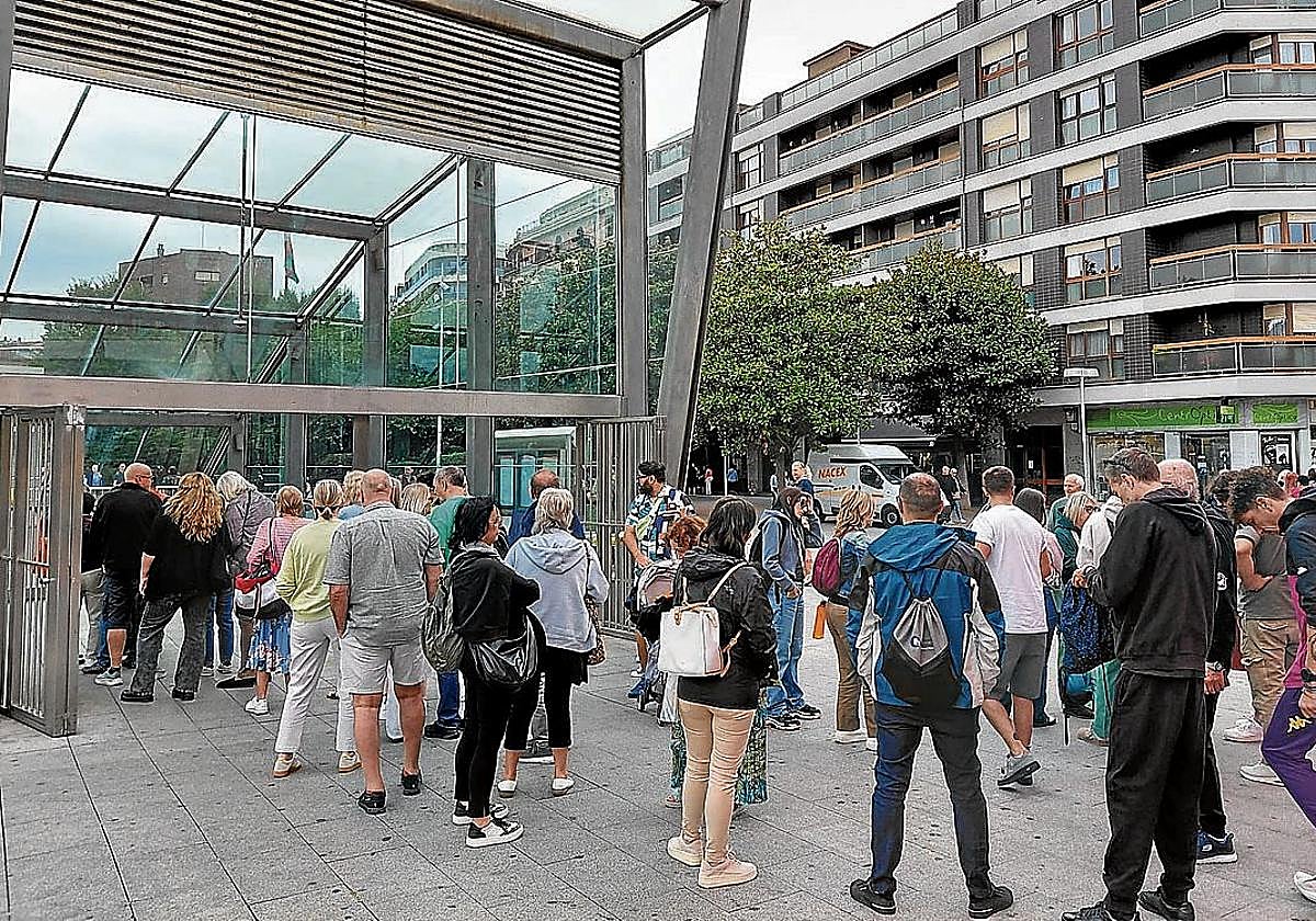Centenares de personas tuvieron que hacer ayer cola para utilizar el metro en la estación de Algorta.